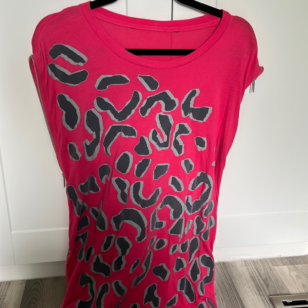 Marc Jacobs zippered t shirt. Perfect condition